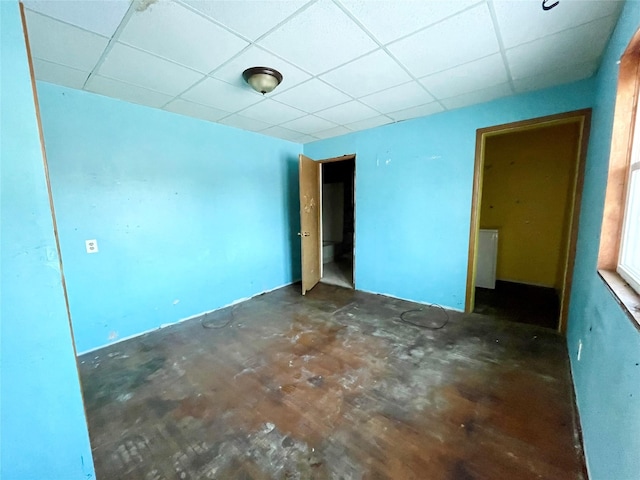 empty room featuring a drop ceiling