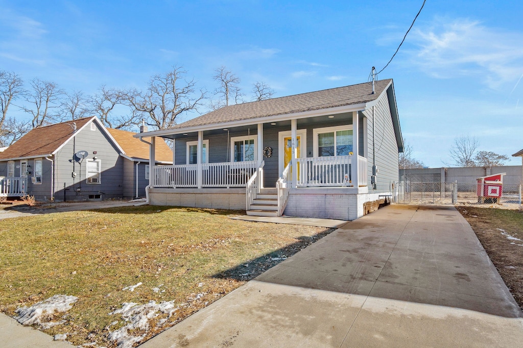 bungalow-style house featuring a front lawn and covered porch