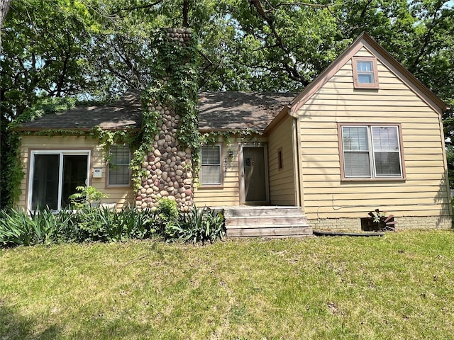 view of front of house featuring a front lawn