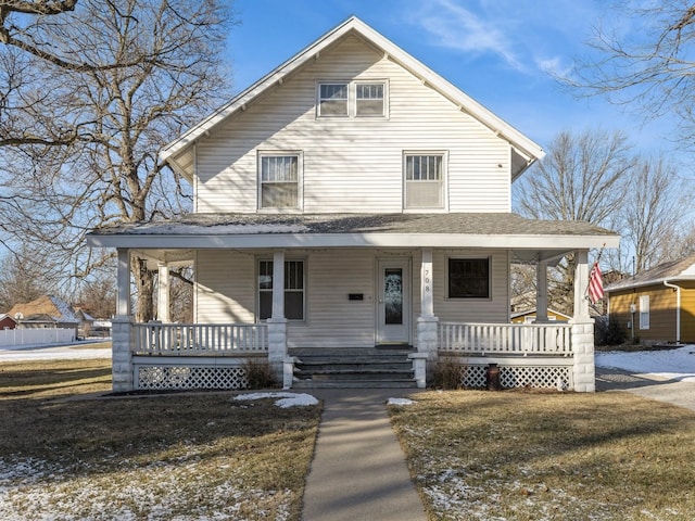 view of front of property featuring a front yard and covered porch