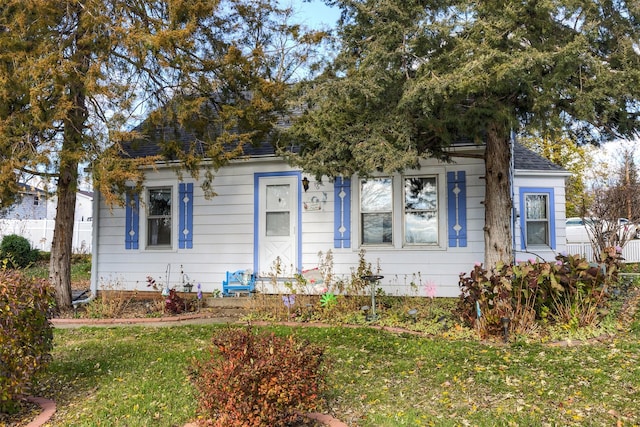 view of front of home featuring a front yard