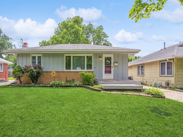 ranch-style home featuring a front lawn