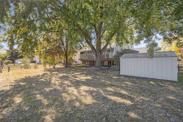 view of yard with a storage shed