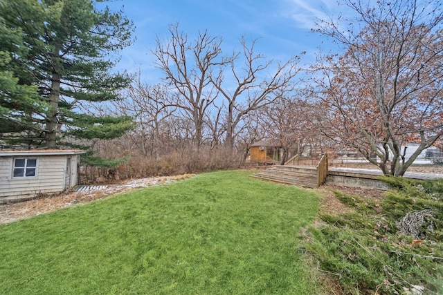 view of yard featuring a storage shed