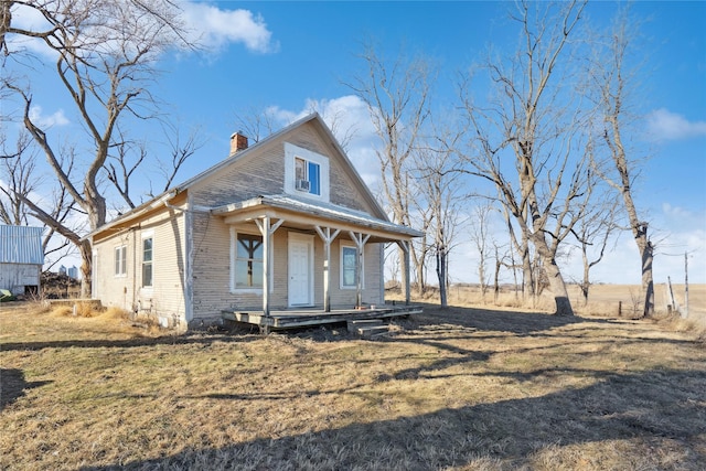 view of front facade featuring a front yard and a porch