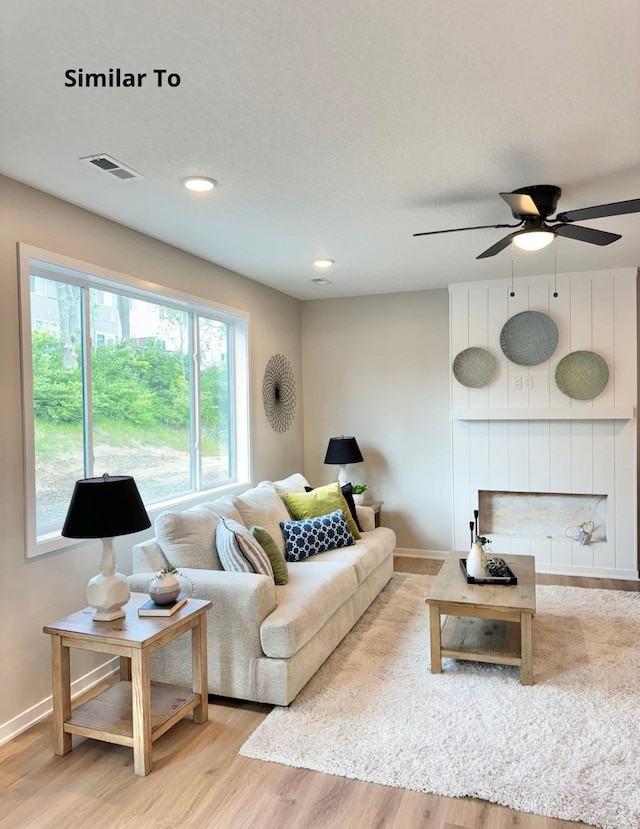 625 W Wright Rd, Norwalk, IA 50211 - living room with healthy amount of natural light, wood finished floors, baseboards, a ceiling fan, and recessed lighting