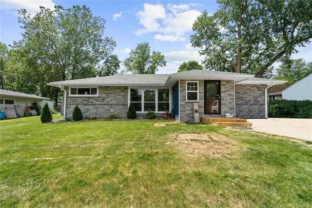 view of front facade with a front yard