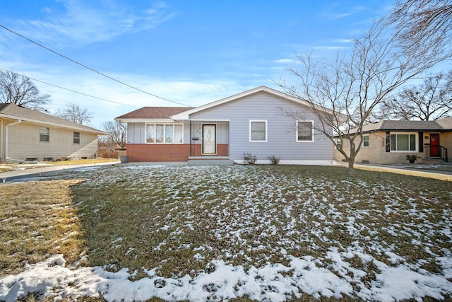 view of front of property featuring a lawn