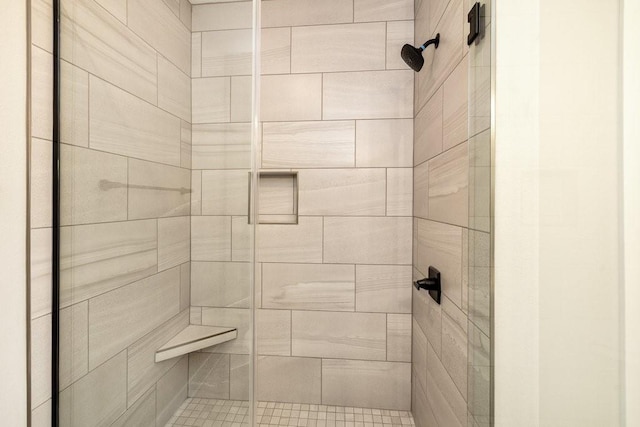 bathroom featuring a tile shower