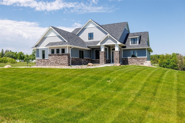 craftsman-style house featuring a front yard