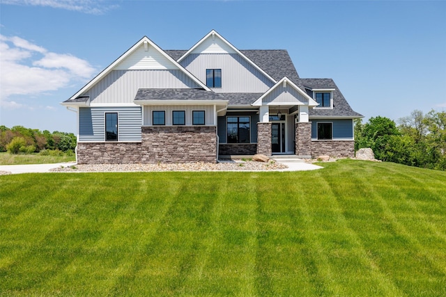 craftsman inspired home featuring a front yard