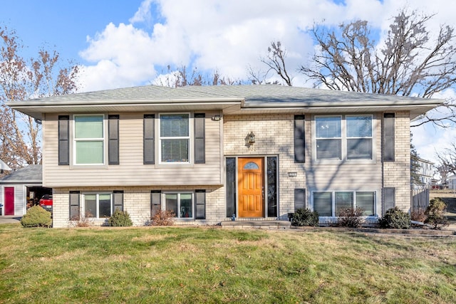 bi-level home featuring a front yard