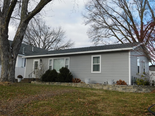 view of front of home with a front lawn