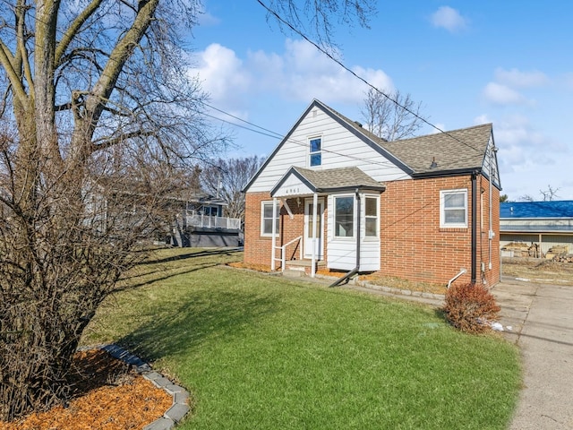 view of front of property with a front lawn