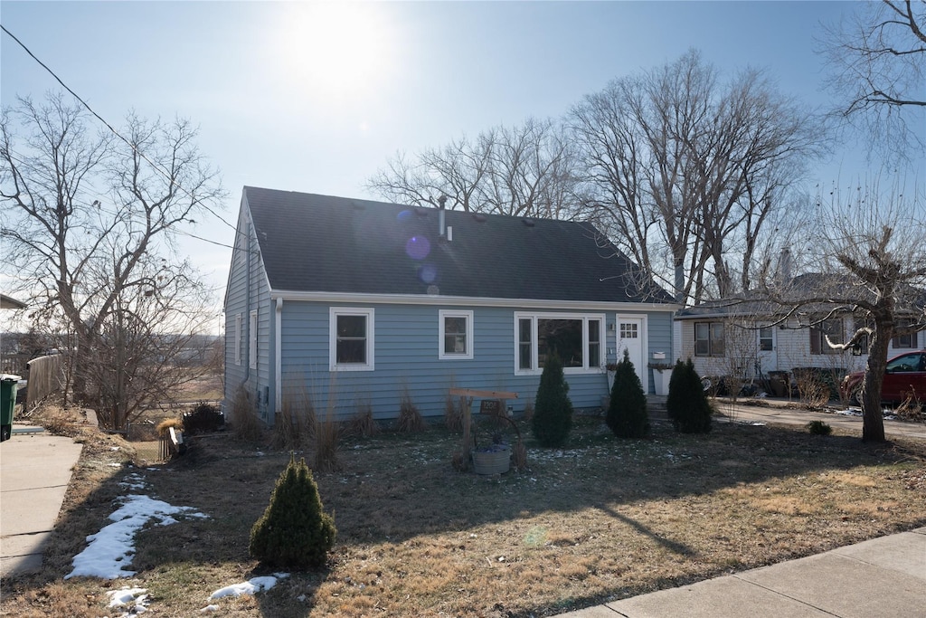 view of front of property with a front yard