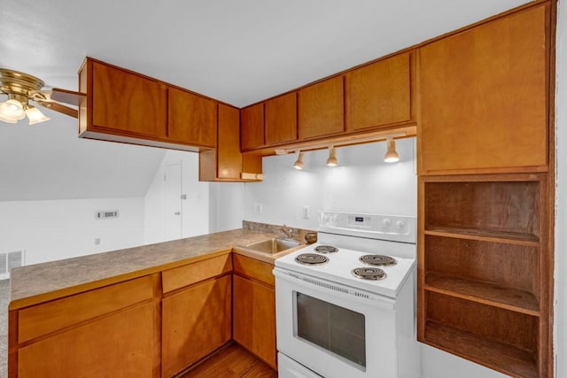 kitchen featuring kitchen peninsula, electric stove, light hardwood / wood-style floors, ceiling fan, and sink