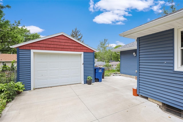 4030 52nd St, Des Moines, IA 50310 - detached garage with concrete driveway