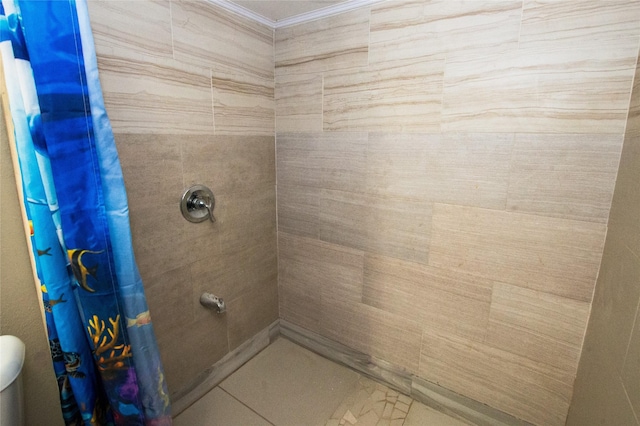 bathroom with crown molding and curtained shower