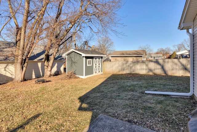 view of yard featuring a storage unit