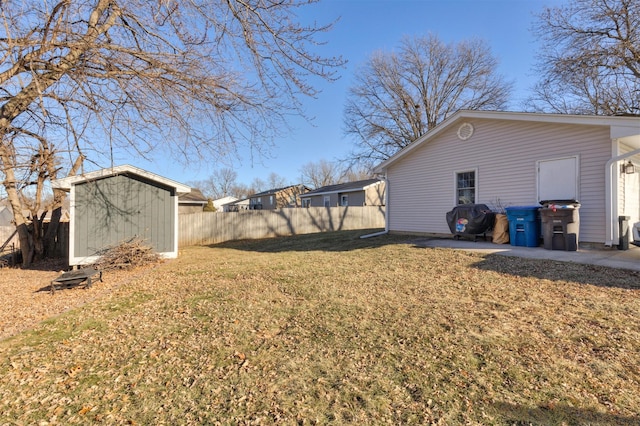 view of yard featuring a storage shed