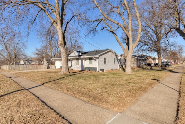 view of front of property featuring a front lawn