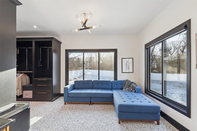 living room with an inviting chandelier and carpet flooring