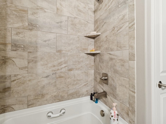 bathroom featuring tiled shower / bath