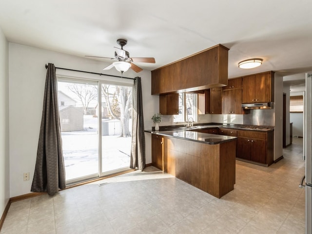 kitchen featuring sink, ceiling fan, and kitchen peninsula