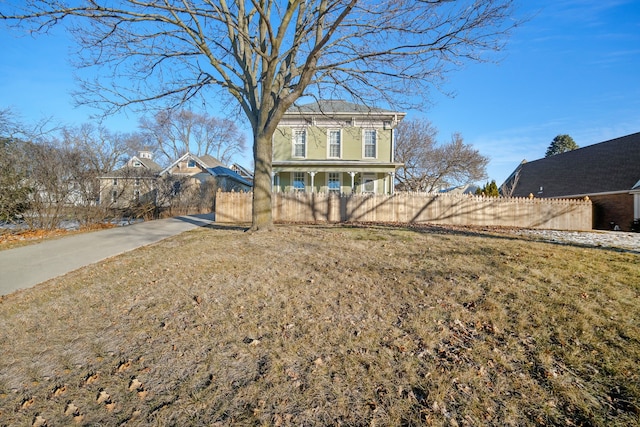 view of front facade with a front yard