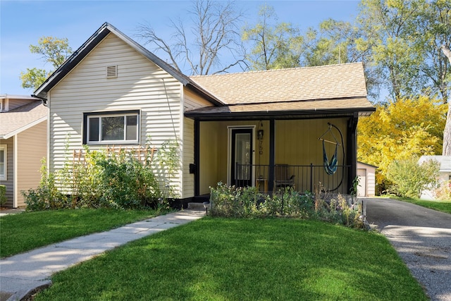 view of front of property featuring covered porch and a front yard