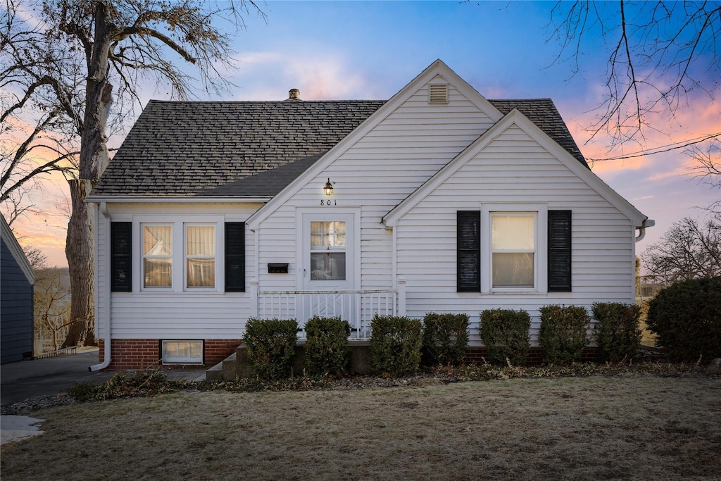 view of front of property featuring a yard