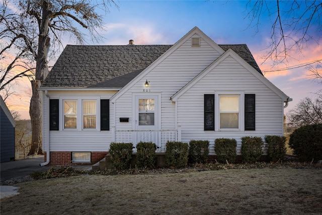 view of front of property featuring a yard