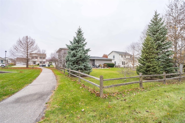 view of front of property featuring a front yard