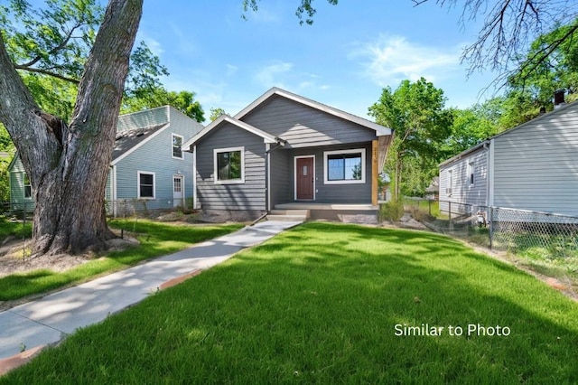 view of front of property featuring a front lawn