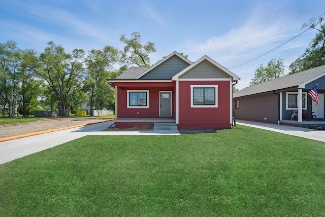 2527 Shaw St, Des Moines, IA 50317 - view of front facade with a front yard and covered porch