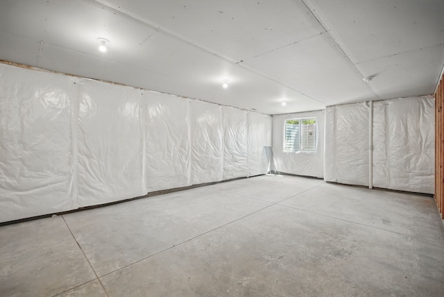 2527 Shaw St, Des Moines, IA 50317 - view of basement
