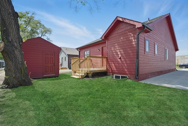 2527 Shaw St, Des Moines, IA 50317 - back of house with a wooden deck and a yard