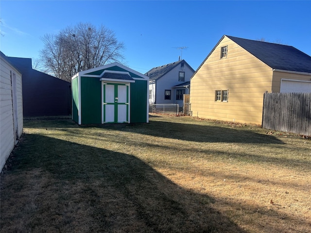 view of yard featuring a shed