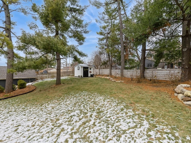 view of yard with a storage unit