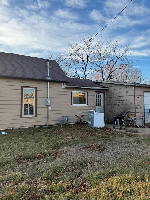 back of house featuring a yard