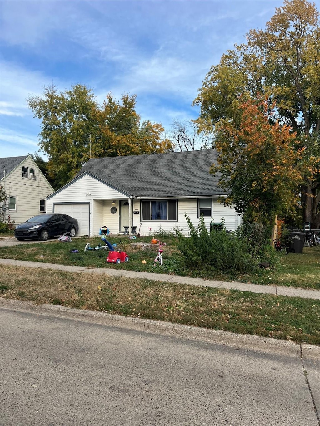 view of front facade featuring a garage