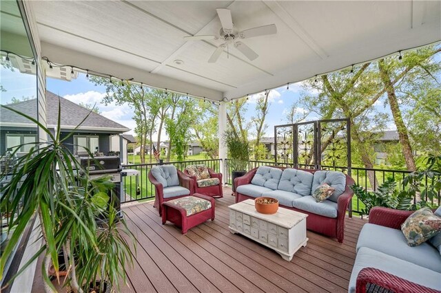 sunroom / solarium featuring ceiling fan