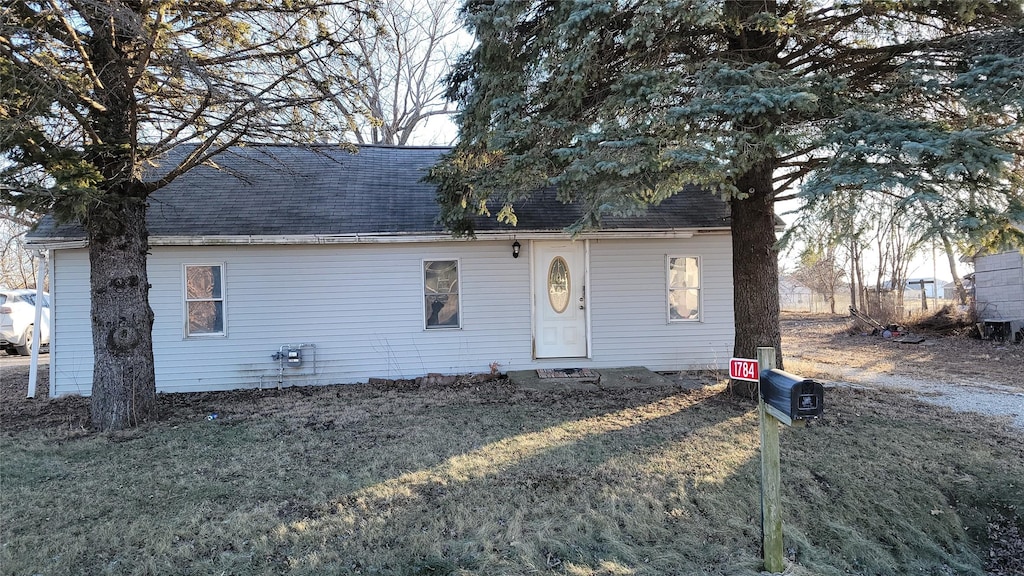 view of front of home featuring a front yard