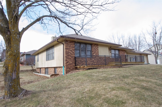 view of front of house featuring a wooden deck and a front lawn