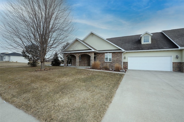 view of front of home featuring a front lawn and a garage