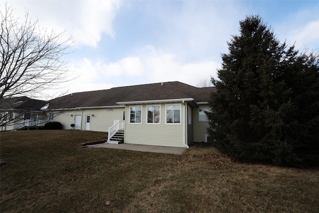 back of house featuring a lawn