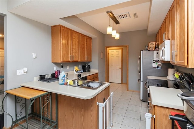 kitchen featuring sink, a kitchen breakfast bar, hanging light fixtures, kitchen peninsula, and light tile patterned floors