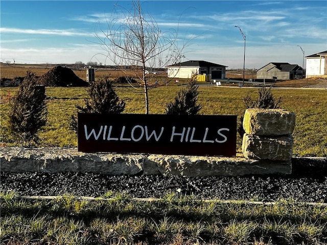 community / neighborhood sign featuring a yard