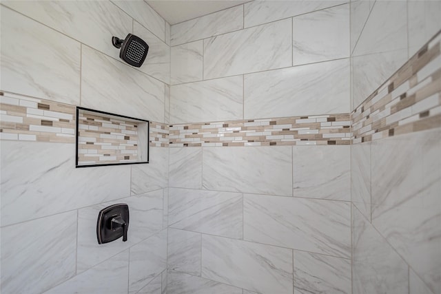 bathroom featuring a tile shower