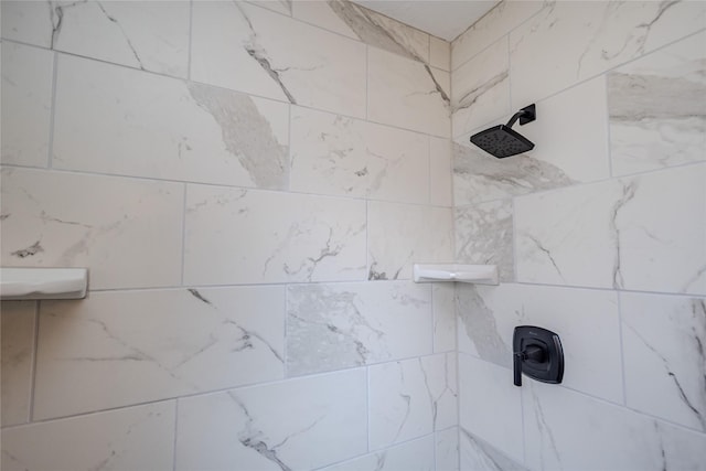 room details featuring a tile shower